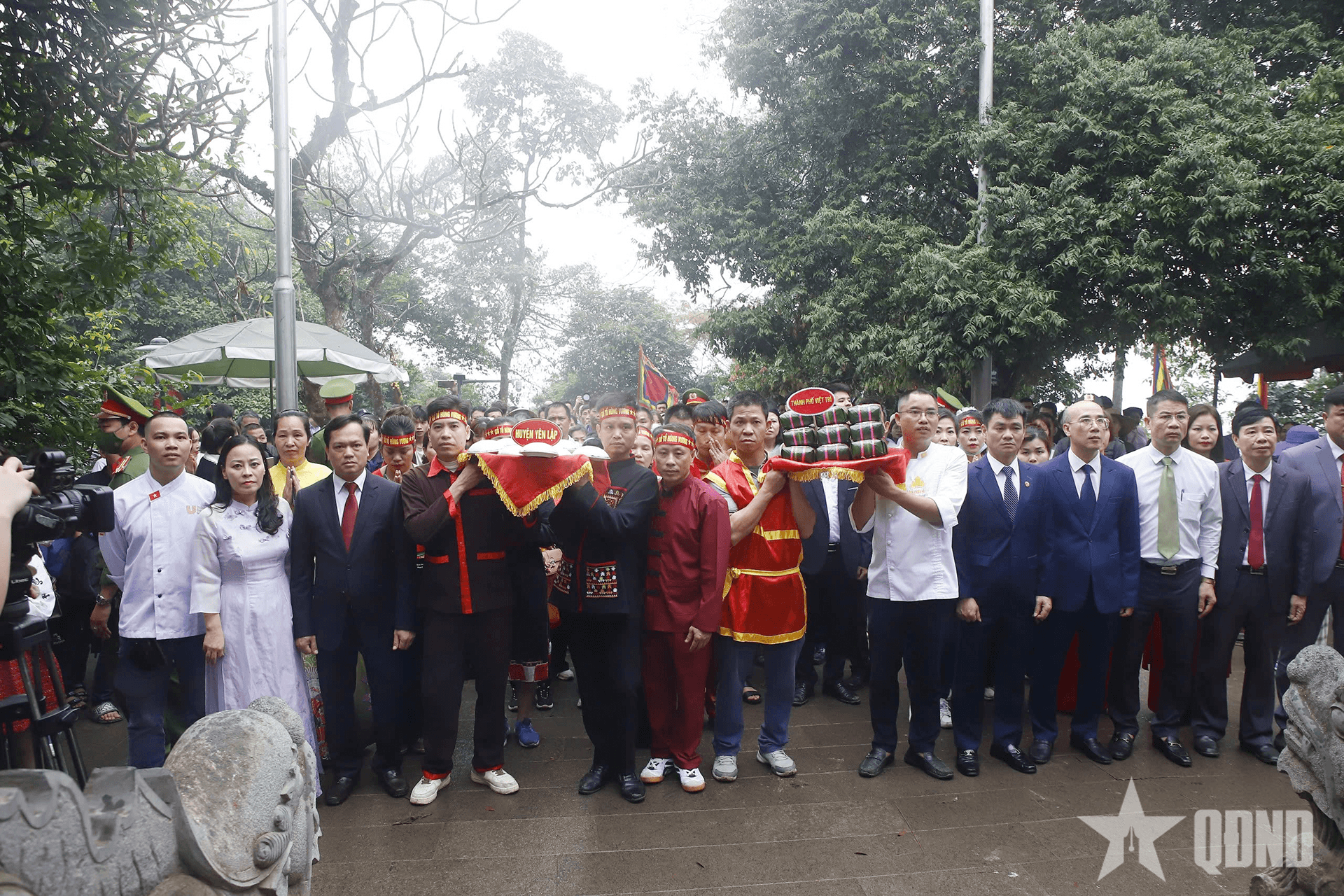 Dâng bánh chưng, bánh giầy lên các Vua Hùng