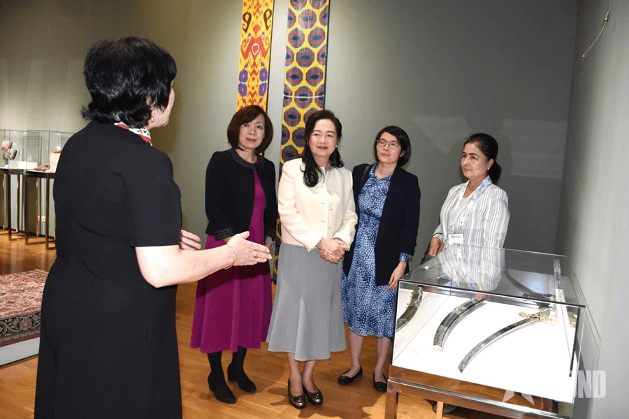 Phu nhân Chủ tịch Quốc hội tham quan Khu trưng bày nghệ thuật NBU, Uzbekistan