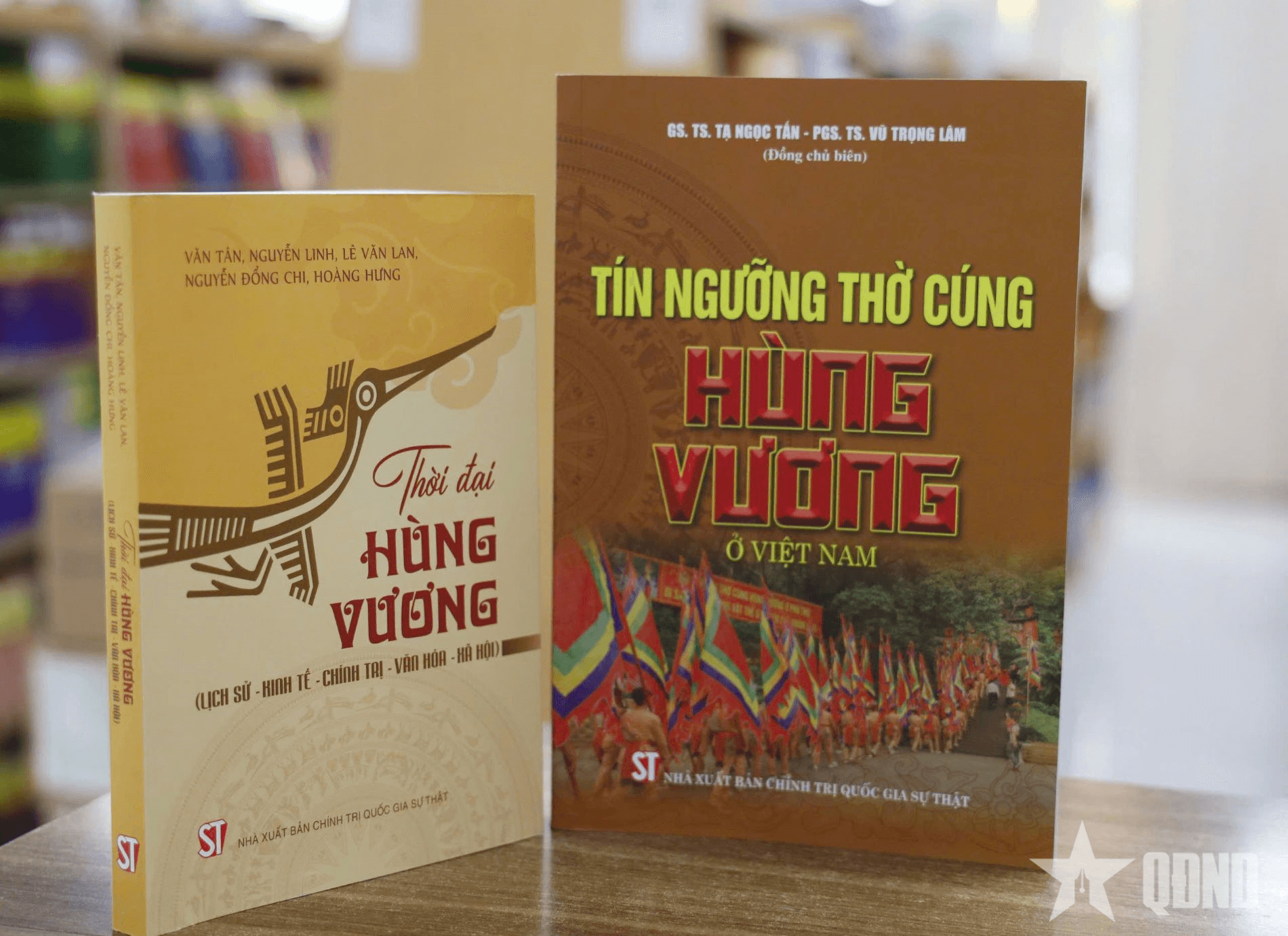 Tìm hiểu thời đại và tín ngưỡng thờ cúng Hùng Vương qua hai cuốn sách giá trị