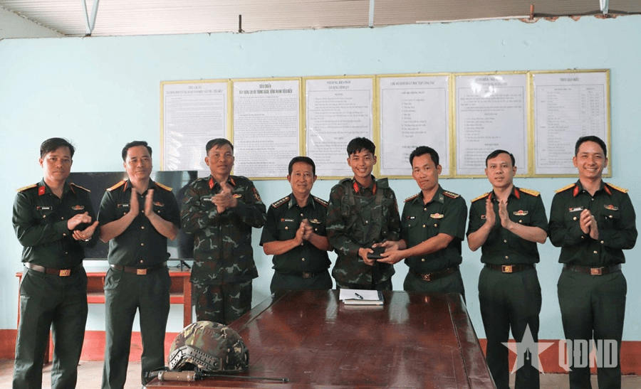 Đại úy QNCN Võ Văn Thinh và Đại úy QNCN Nguyễn Quốc Hương nhặt được của rơi, trả người đánh mất