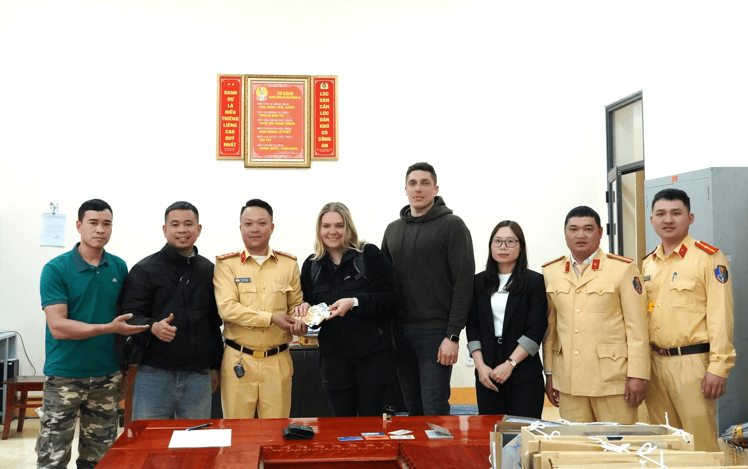 Cảnh sát giao thông tỉnh Hà Giang trao trả tài sản cho du khách quốc tế