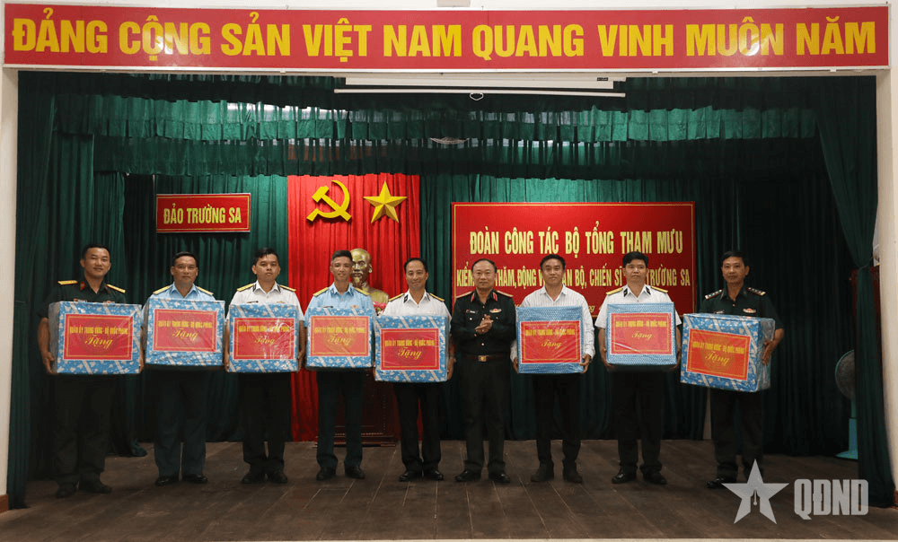 Đoàn công tác Bộ Tổng Tham mưu Quân đội nhân dân Việt Nam thăm, kiểm tra tại quần đảo Trường Sa và nhà giàn DK1