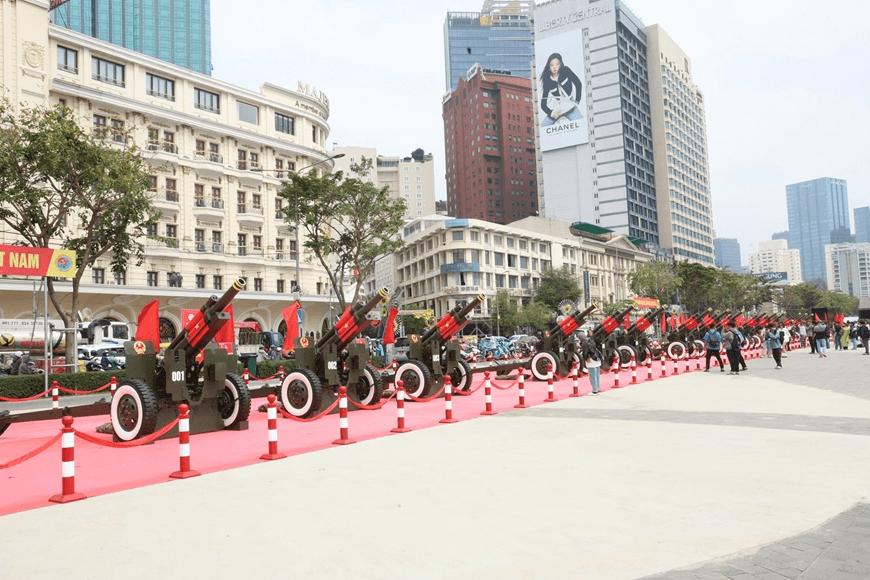 Người dân háo hức chiêm ngưỡng dàn pháo lễ ở bến Bạch Đằng