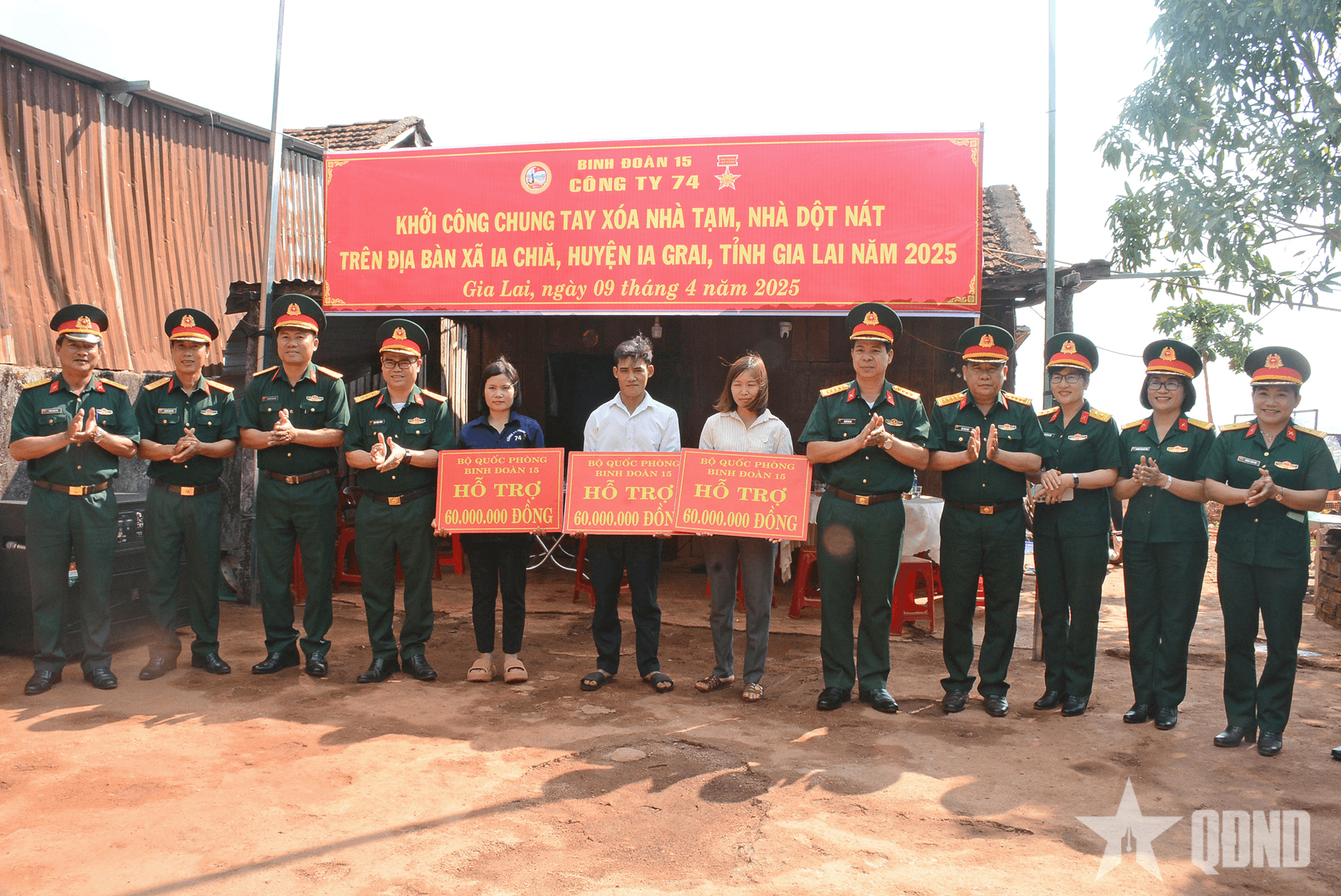 Công ty 74 hỗ trợ người lao động và nhân dân xóa 25 căn nhà tạm, nhà dột nát