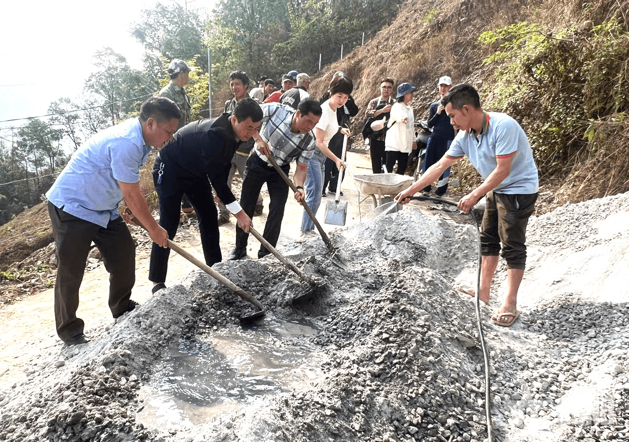 Khởi công xây dựng đường bê tông nông thôn tặng người dân biên giới Hà Giang