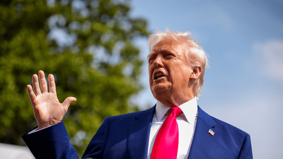 Tổng thống Donald Trump tạm dừng thuế đối ứng với hơn 75 quốc gia trong 90 ngày