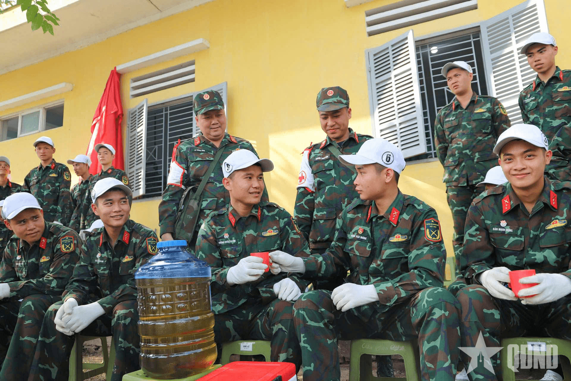 Quân khu 2 triển khai các giải pháp chống say nắng, say nóng cho lực lượng diễu binh, diễu hành