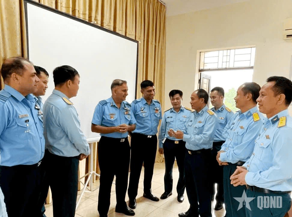 Tăng cường trao đổi, nâng cao trình độ toàn diện của lực lượng trực thăng Việt Nam và Không quân Ấn Độ