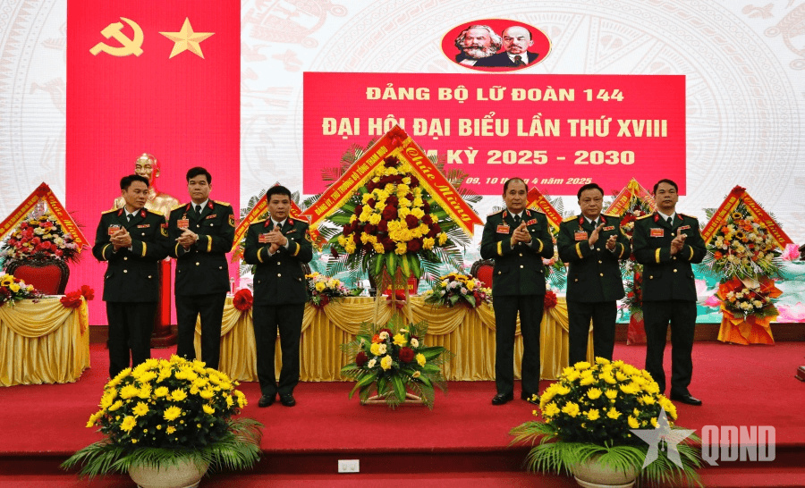 Thượng tướng Phùng Sĩ Tấn dự, chỉ đạo Đại hội Đảng bộ Lữ đoàn 144