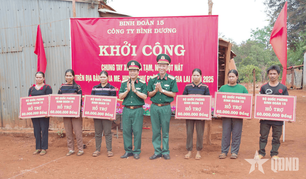 Công ty Bình Dương (Binh đoàn 15) hỗ trợ xóa 68 nhà tạm cho người lao động và nhân dân