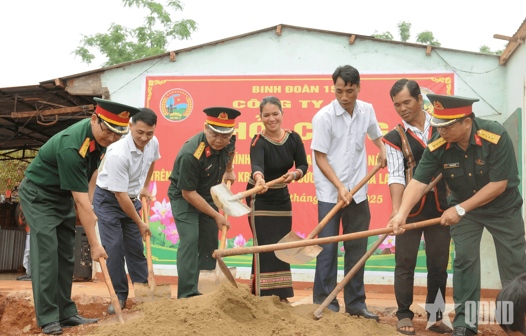 Công ty 75 (Binh đoàn 15) khởi công xóa 38 căn nhà tạm, nhà dột nát