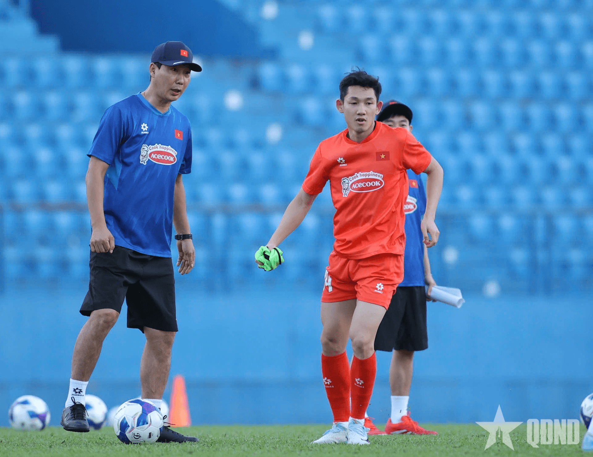 HLV Kim Sang-sik dẫn dắt các ngôi sao Đông Nam Á thi đấu với Man Utd