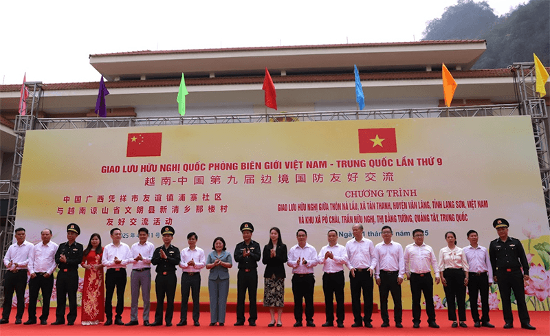 Giao lưu hữu nghị giữa chính quyền và nhân dân hai bên biên giới