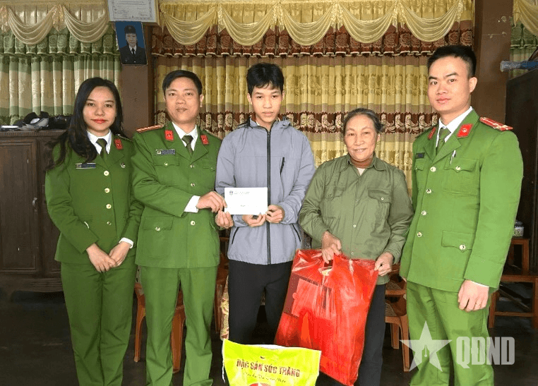 "Em nuôi của Đoàn" nâng bước học sinh nghèo