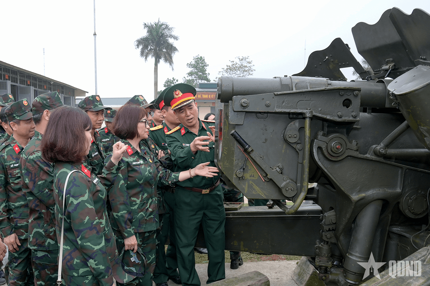 Đoàn cán bộ, học viên Học viện Chính trị tham quan, học tập thực tế tại Lữ đoàn 382 (Quân khu 1)