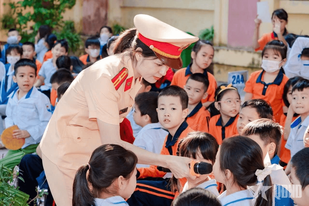 Tuyên truyền, phổ biến kiến thức về trật tự an toàn giao thông cho giáo viên và học sinh