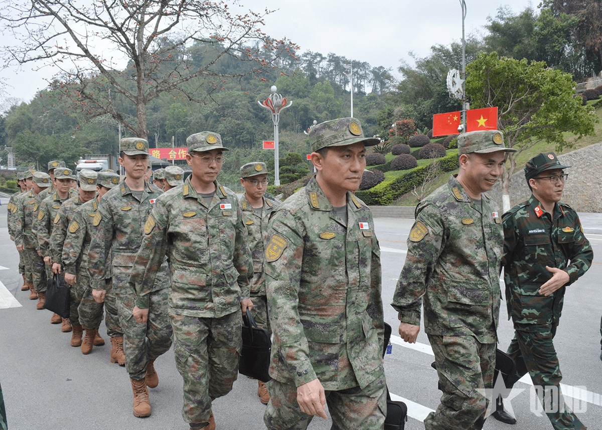 Đón đoàn Quân y Trung Quốc sang khám chữa bệnh tại Việt Nam