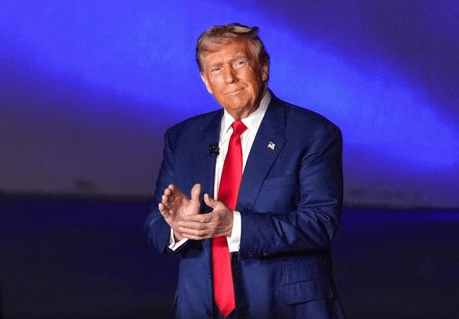 Tổng thống Mỹ Donald Trump miễn thuế đối ứng mới với điện thoại, máy tính và chip