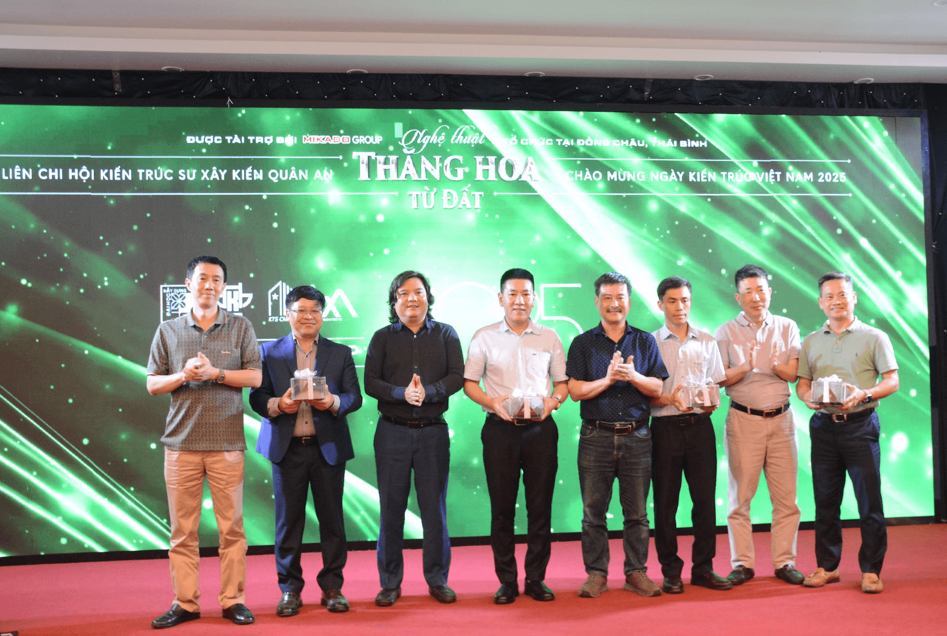 “Nghệ thuật thăng hoa từ đất” đưa vật liệu đơn sơ mang linh hồn của không gian sống