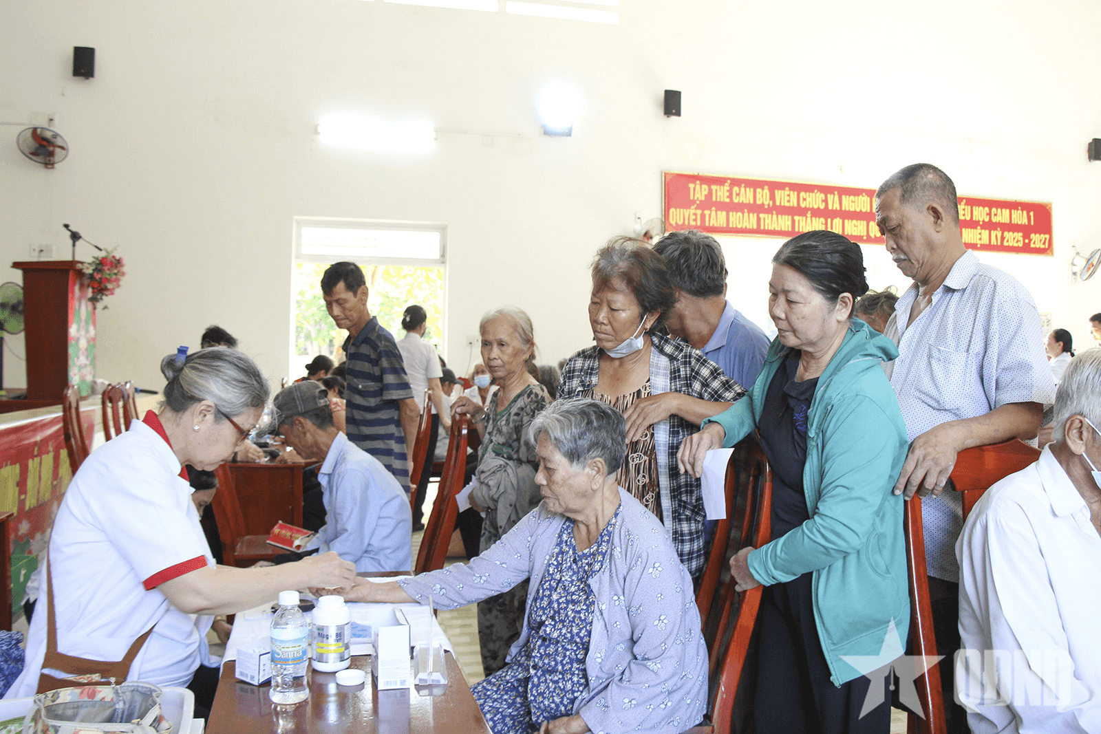 Lữ đoàn 162 (Vùng 4 Hải quân) khám, cấp thuốc miễn phí cho nhân dân