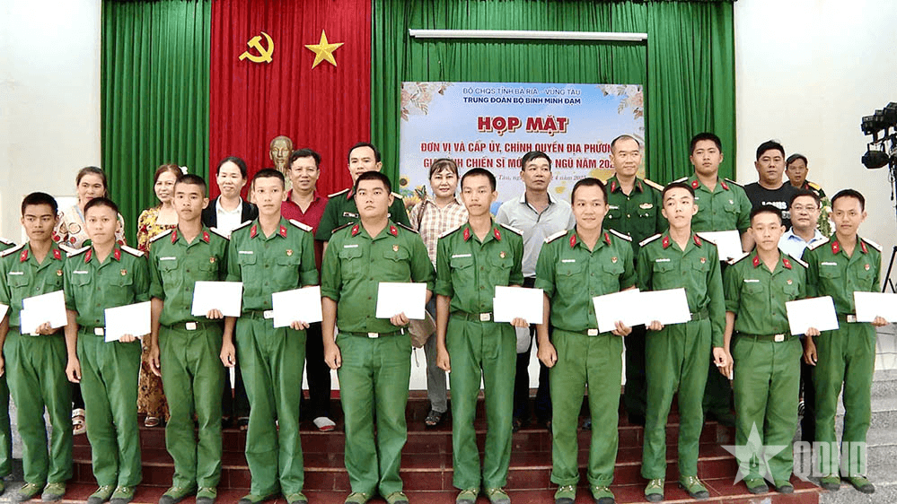Trung đoàn Minh Đạm họp mặt cấp ủy, chính quyền địa phương và gia đình chiến sĩ mới