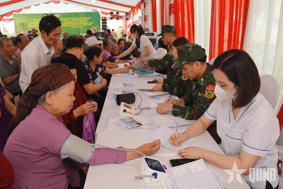Quân y Việt Nam và Trung Quốc thăm khám cho hàng trăm người dân khu vực biên giới