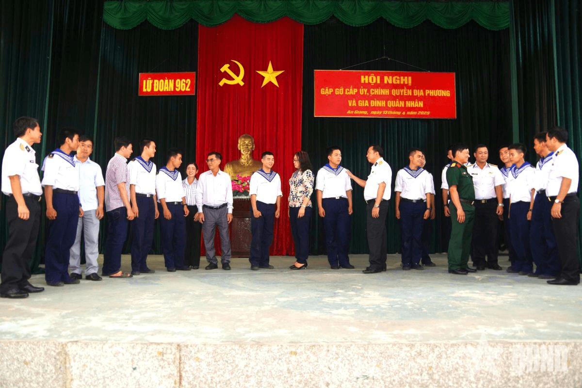 Lữ đoàn 962 gặp gỡ cấp ủy, chính quyền địa phương và gia đình quân nhân năm 2025
