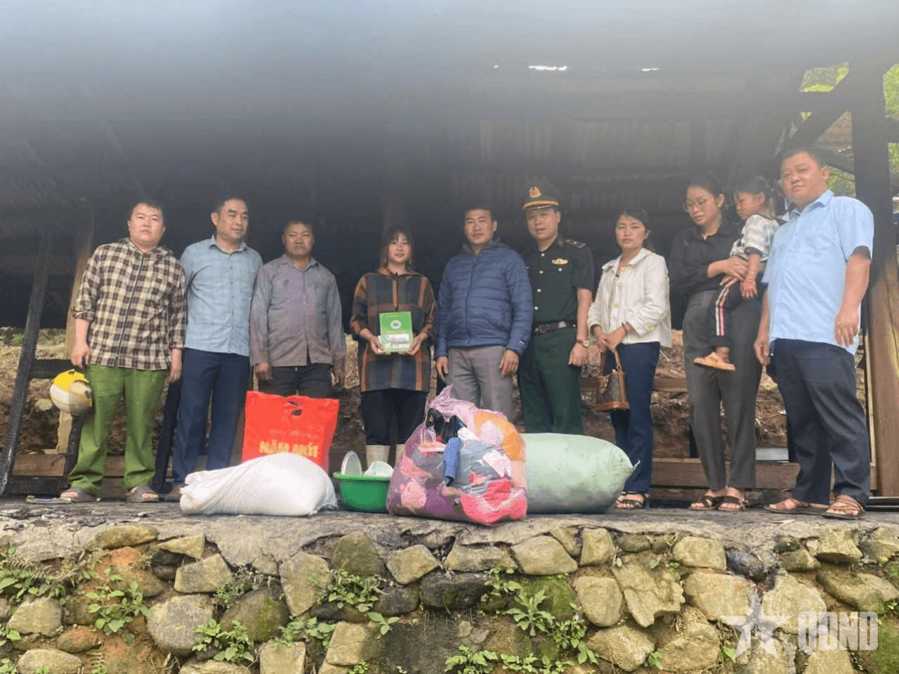 Đồn Biên phòng Pù Nhi kịp thời hỗ trợ người dân bị hỏa hoạn
