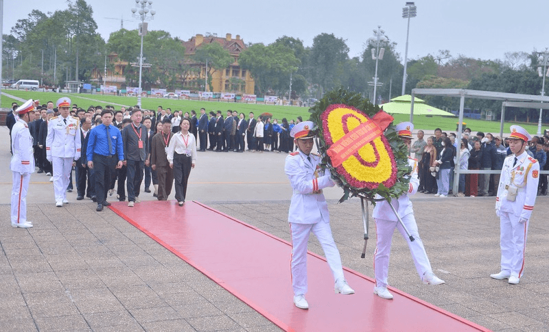 Đoàn đại biểu thanh niên Trung Quốc vào Lăng viếng Chủ tịch Hồ Chí Minh