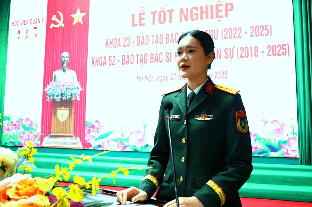 Nữ thủ khoa được phong quân hàm Thượng úy