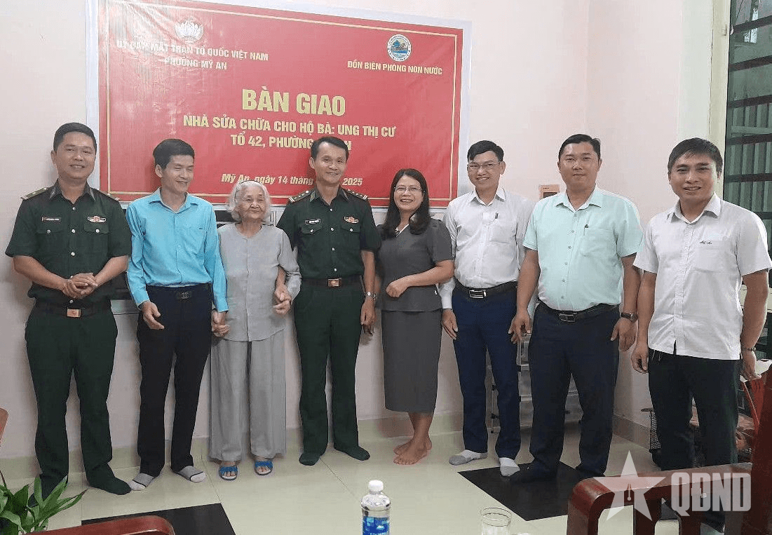 Bàn giao nhà cho hộ nghèo ở khu vực biên giới biển TP Đà Nẵng