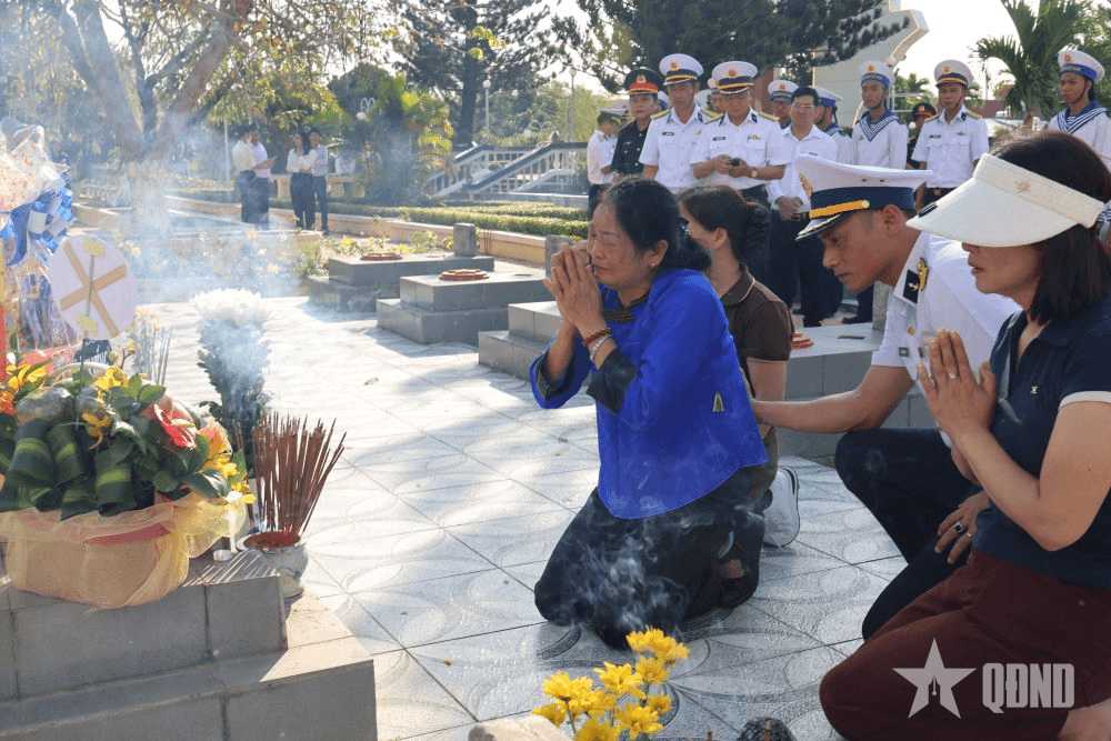 Vùng 4 Hải quân: Tổ chức cho thân nhân gia đình thăm, nhận mộ liệt sĩ Tống Văn Quang