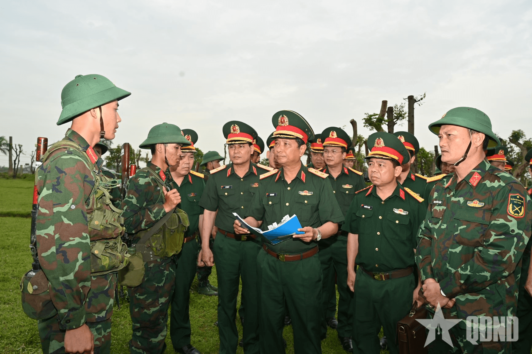 Trung tướng Hà Thọ Bình kiểm tra huấn luyện chiến sĩ mới