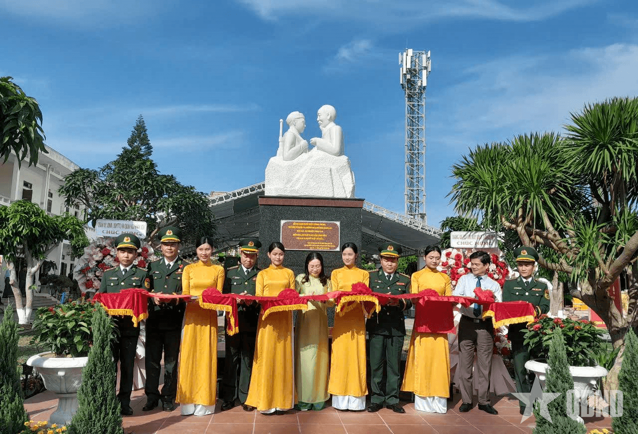 Khánh thành tượng đài Bác Hồ với chiến sĩ Biên phòng
