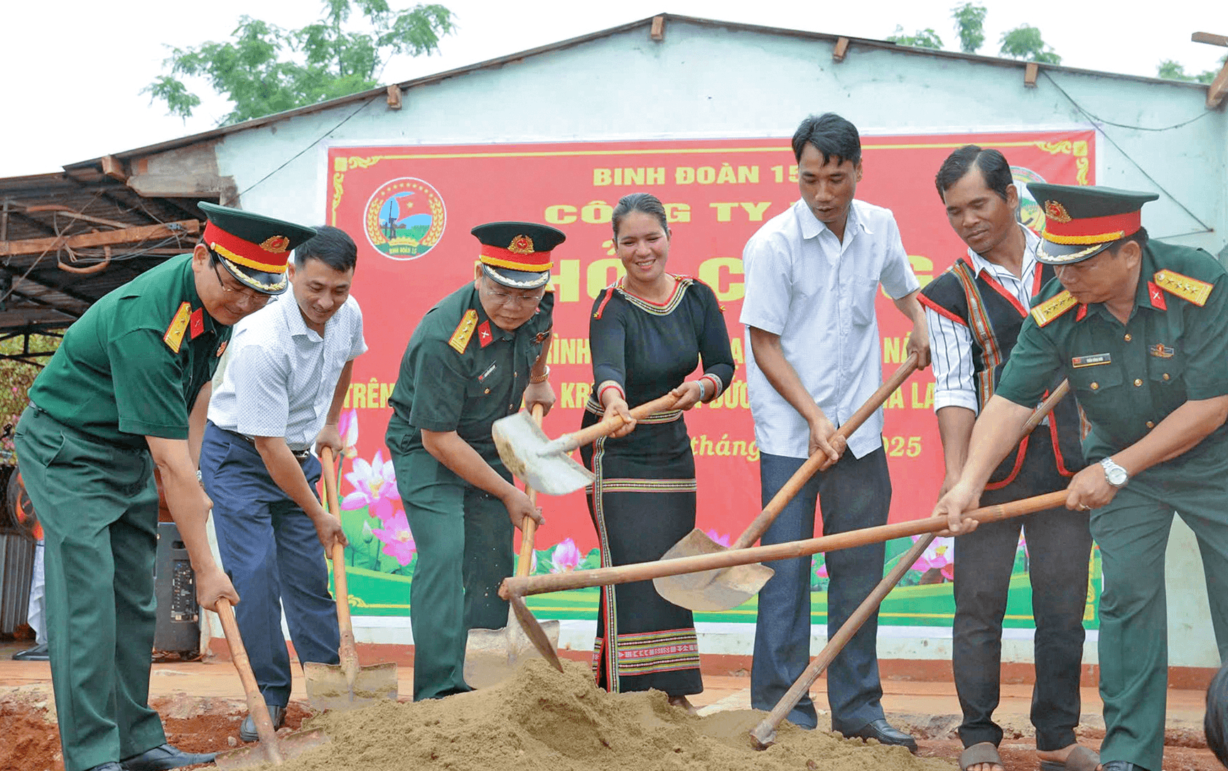 Quân - dân chung sức xóa nhà tạm, nhà dột nát