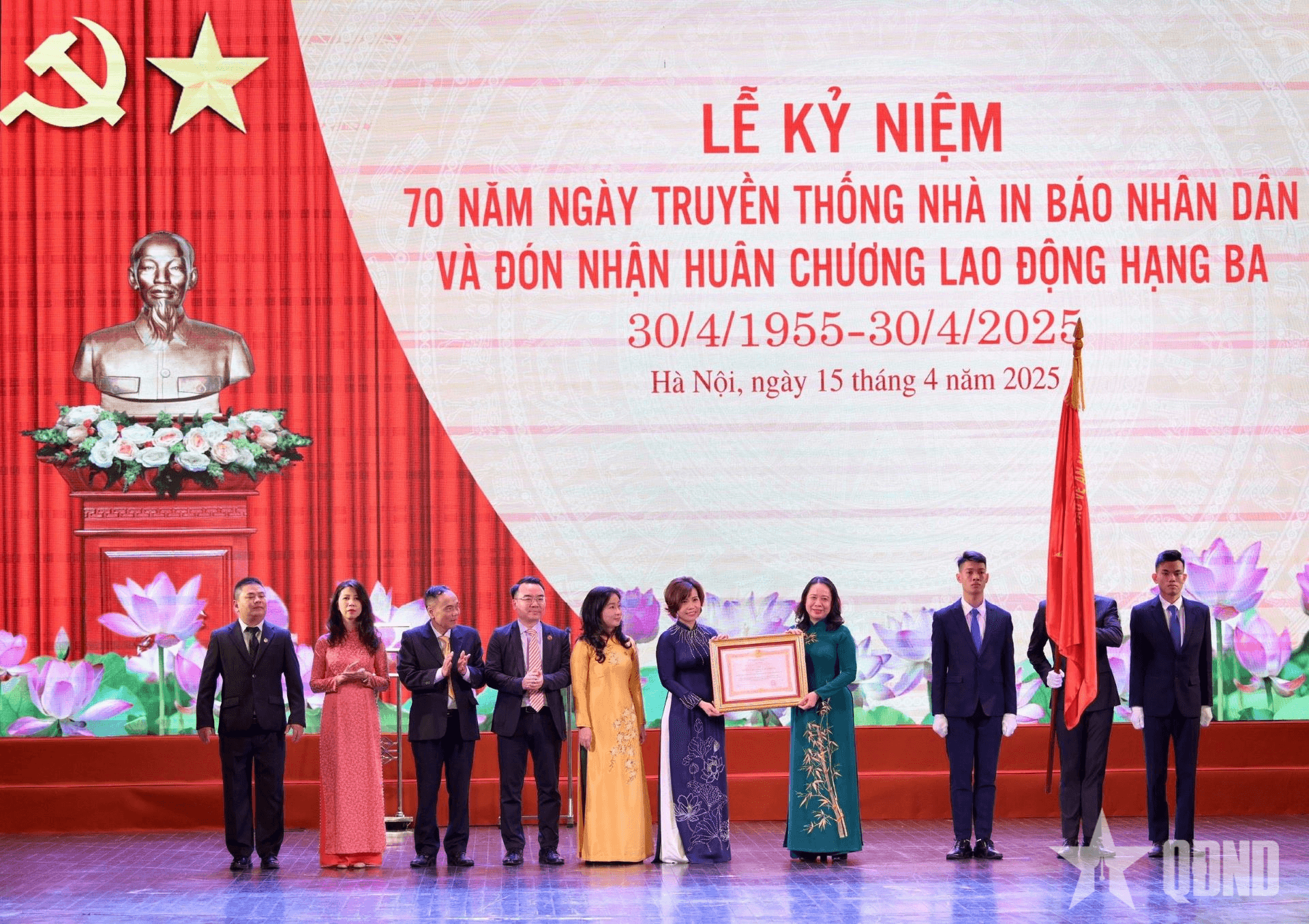 Nhà in Báo Nhân Dân đón Huân chương Lao động hạng Ba