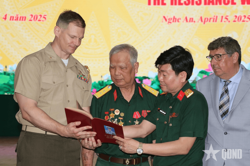 Bàn giao kỷ vật chiến tranh do phía Hoa Kỳ cung cấp