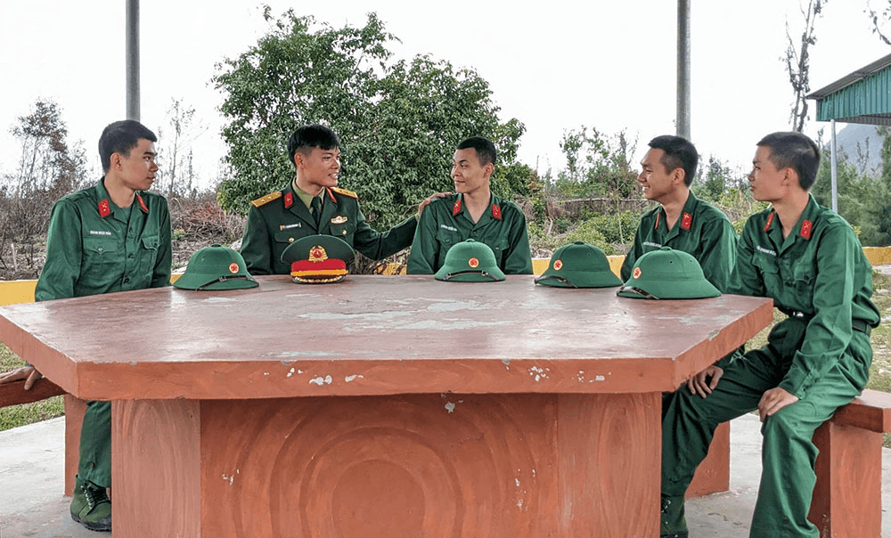 Chiến sĩ làm công tác tư tưởng cho chiến sĩ