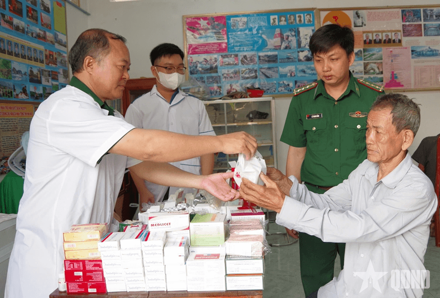 Bộ Y tế đề xuất chế độ phụ cấp đặc thù với nhân viên y tế bao gồm cả sĩ quan, quân nhân chuyên nghiệp