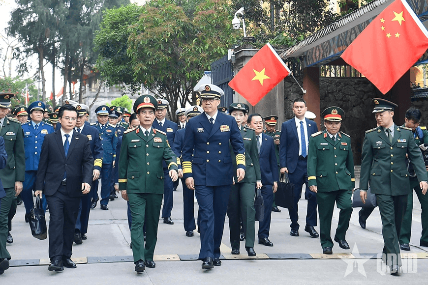 Hai Bộ trưởng Bộ Quốc phòng Việt Nam và Trung Quốc tham quan khu vực Cửa khẩu Hữu Nghị Quan