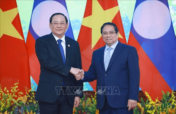 Thủ tướng Phạm Minh Chính gặp làm việc với Thủ tướng Lào Sonexay Siphandone