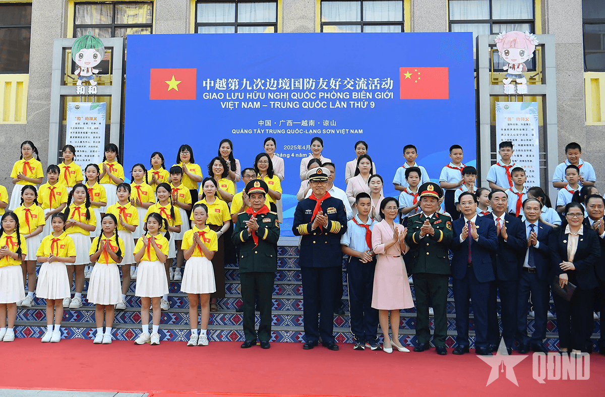 Bộ trưởng Phan Văn Giang và Bộ trưởng Đổng Quân thăm Trường Tiểu học số 4