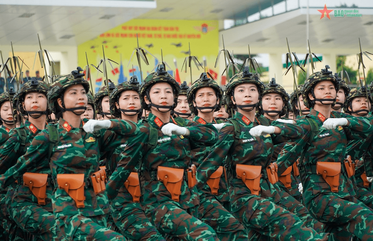 Tháng Tư hoa
