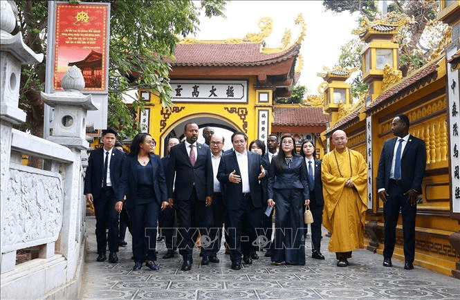Thủ tướng Phạm Minh Chính cùng Thủ tướng Ethiopia Abiy Ahmed Ali thăm chùa Trấn Quốc