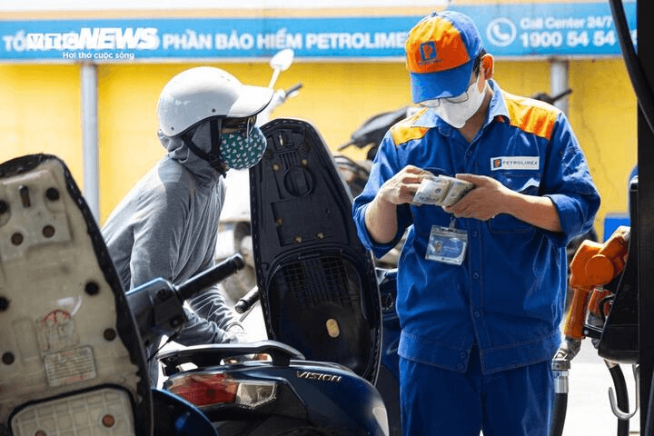 Từ chiều nay, giá xăng giảm về dưới 19.000 đồng/lít