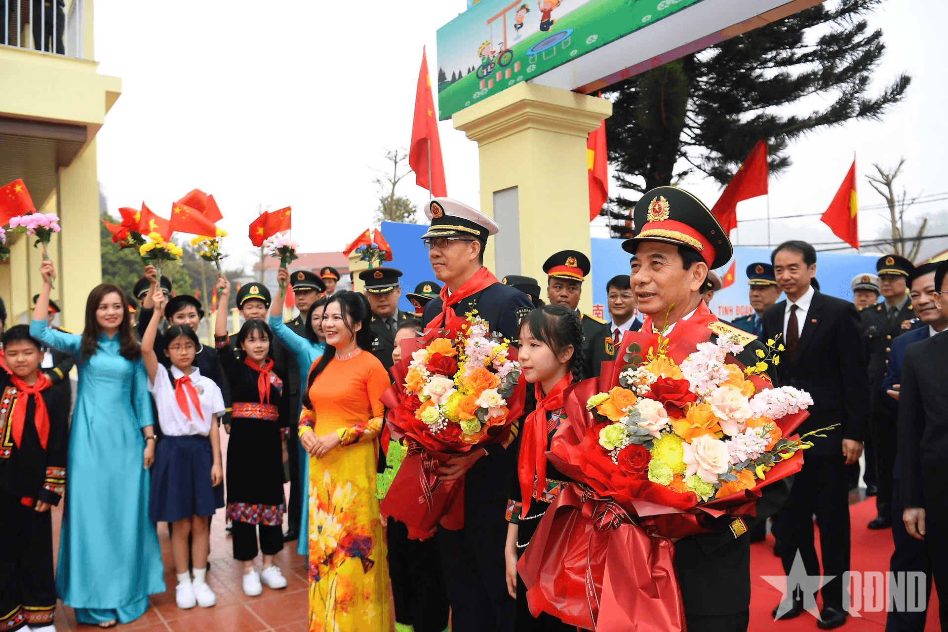 Bộ trưởng Bộ Quốc phòng Việt Nam và Bộ trưởng Bộ Quốc phòng Trung Quốc thăm Trường Tiểu học Đồng Đăng