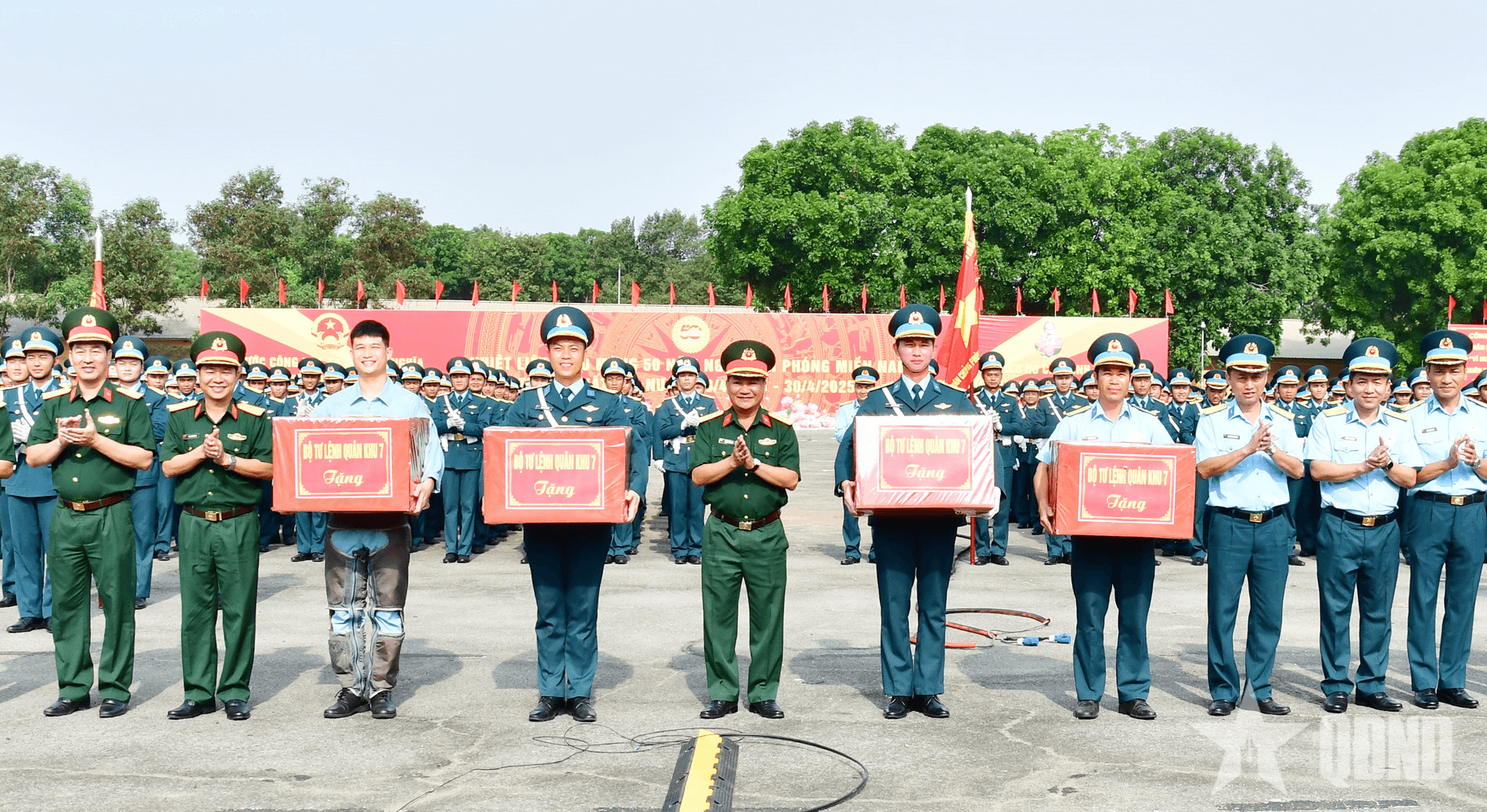 Đoàn công tác Quân khu 7 thăm, tặng quà, động viên các khối tham gia diễu binh, diễu hành