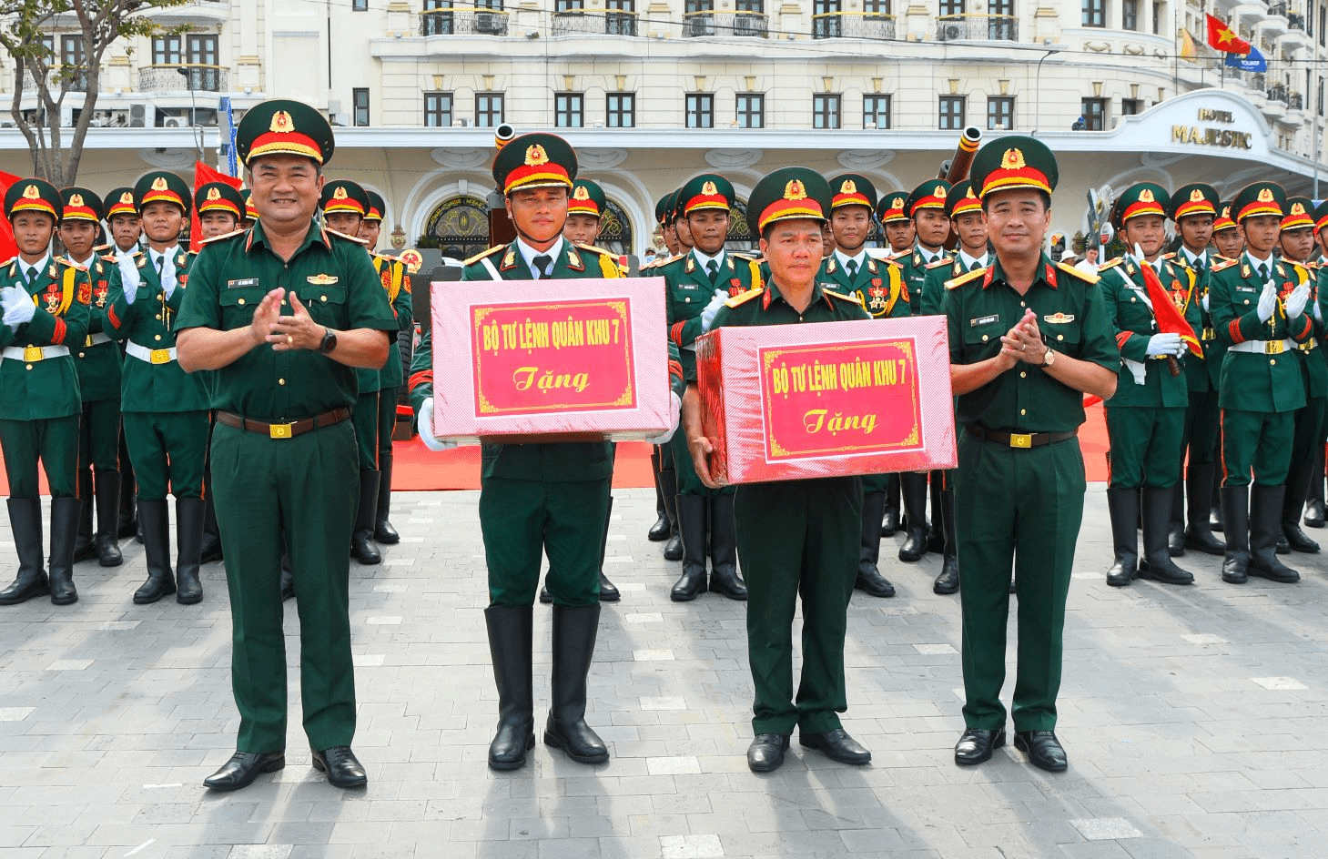 Lãnh đạo Quân khu 7 thăm, tặng quà lực lượng pháo lễ