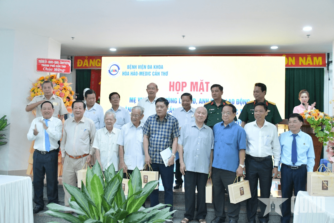 Bệnh viện Đa khoa Hòa Hảo - Medic Cần Thơ họp mặt 50 năm Ngày giải phóng miền Nam