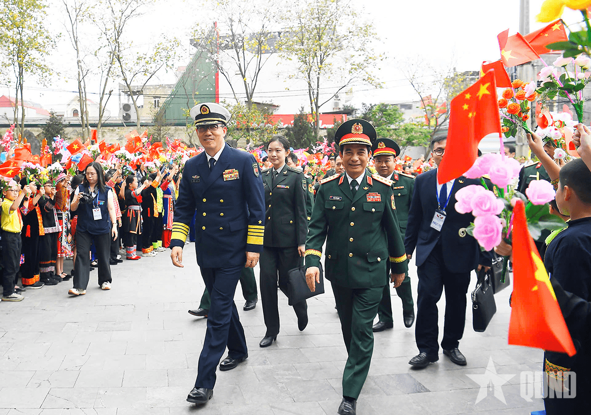 Bộ trưởng Phan Văn Giang hội đàm với Bộ trưởng Đổng Quân